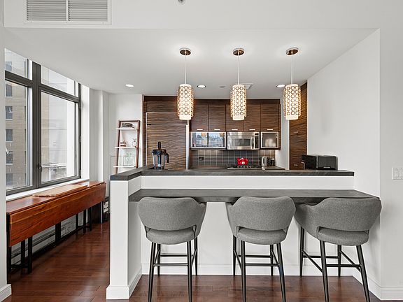 3rd image of 101 W 24th St APT 9B