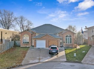 9759 Melville Dr, Windsor, ON N8R1B4