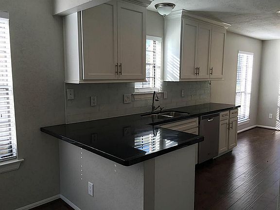 4th image of 2526 Glen Haven Ln