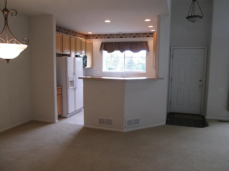 Dining to kitchen
