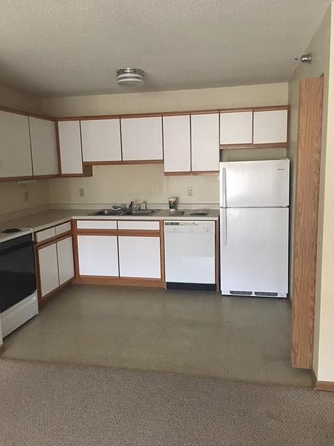 2nd image of 1725 Lilac Dr N #108
