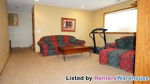 3rd image of 913 Meadow Pl