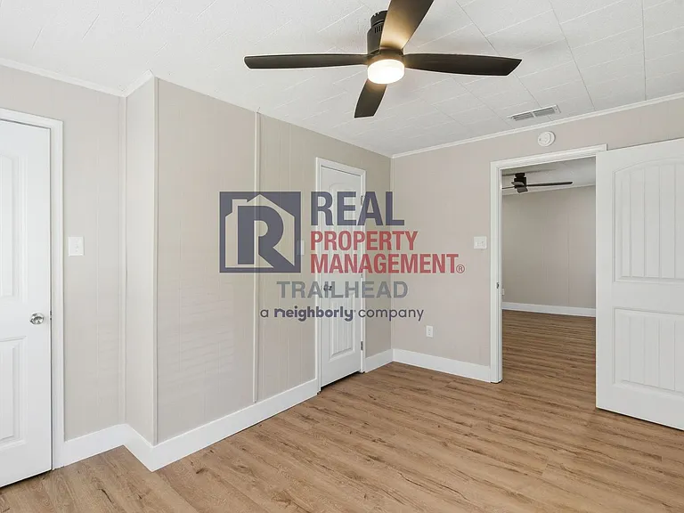 1040 N Clinton St — Photo 18