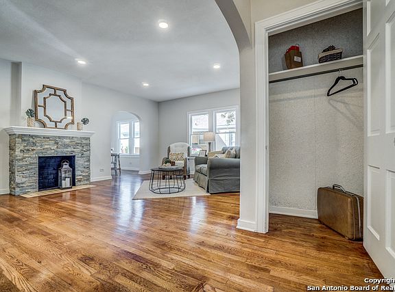4th image of 2140 W Magnolia Ave