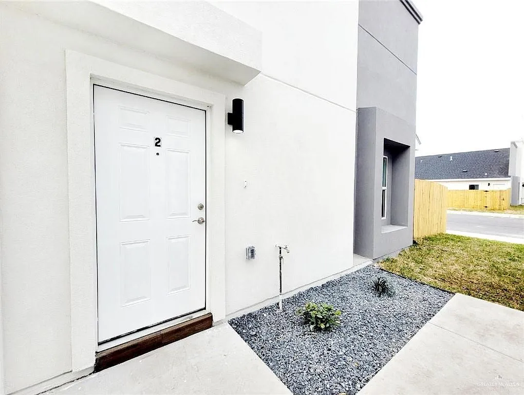 3 bed, 2.0 bath, $1,100 — Photo 2