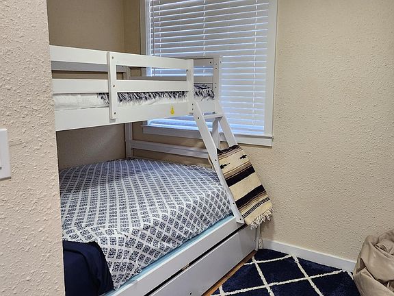Bunkrooom bunkbeds.