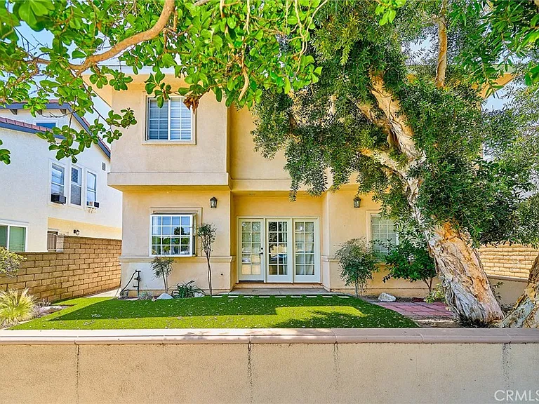 2108 Santa Fe Ave — Photo 2