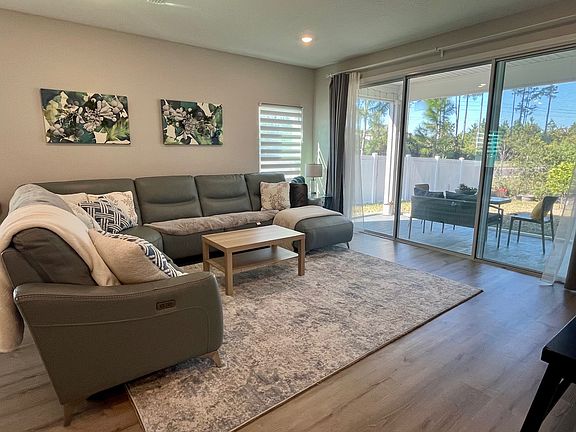 Living Room with easily seating for 6