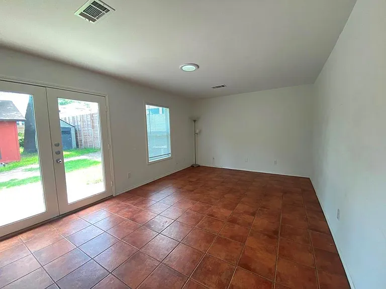 300 El Paso St — Photo 5