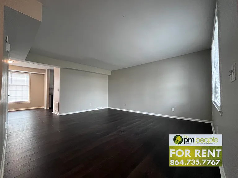 102 Wexford Dr — Photo 2