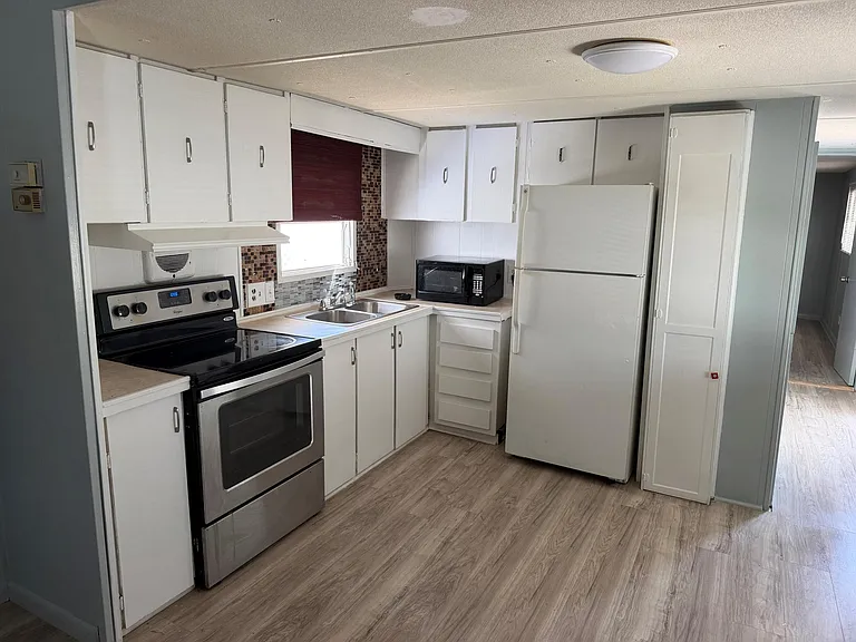 5504 Lagoon Dr — Photo 2