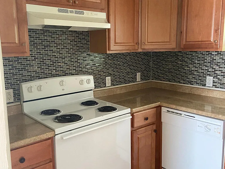 6-3316 N Robinson Ave #6 — Photo 2