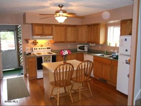 Kitchen, leading to Back Door/3-Seasons Porch