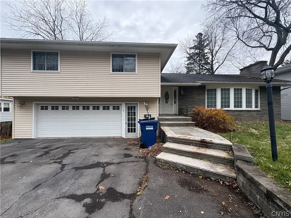 215 Locksley Rd, Syracuse, NY 13224