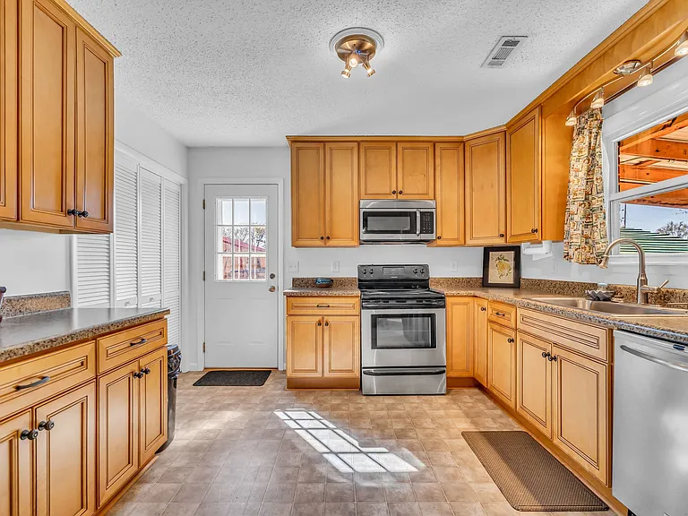 3811 Acorn Ave — Photo 10