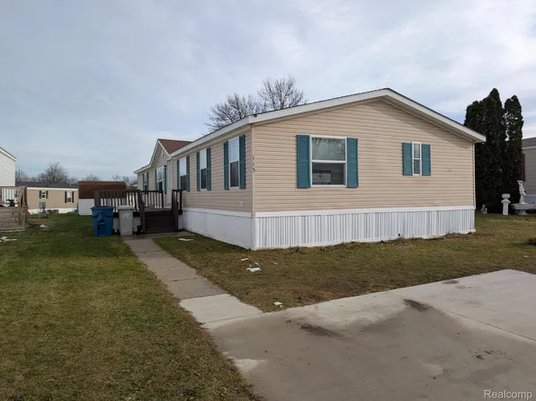 113 Fox Hound Dr, Grand Blanc, MI 48439