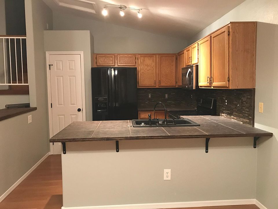 Kitchen with all appliances