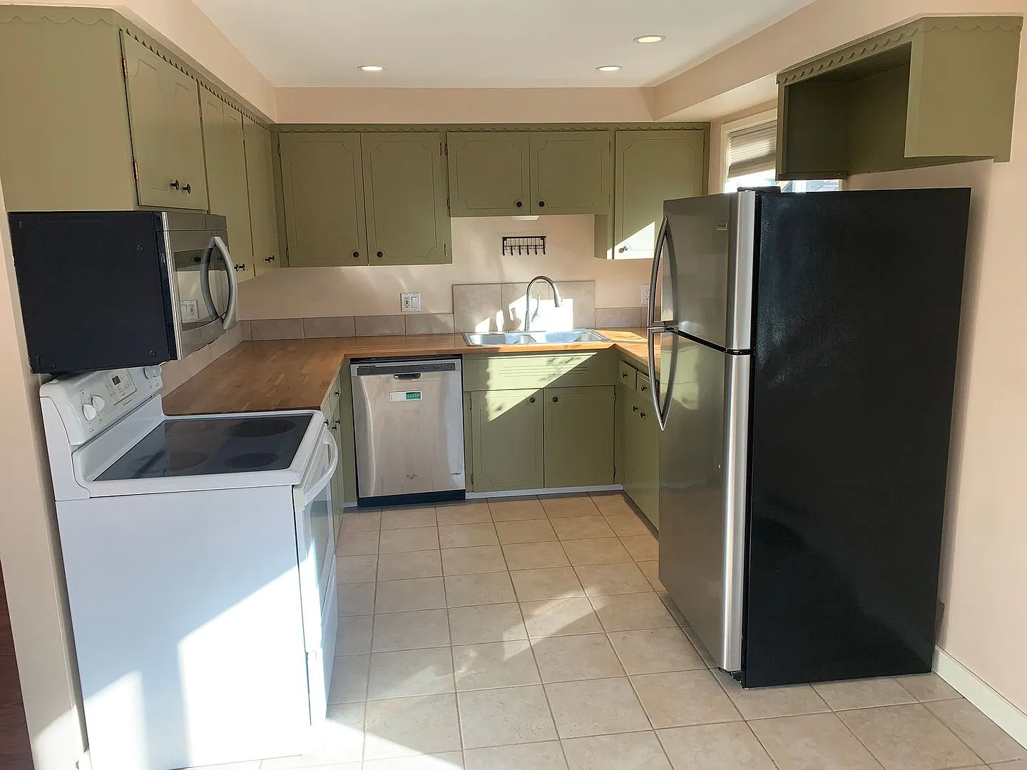 $1,700 - Private, Two Bedrooms, One Bathroom Duplex Available for Lease Now! — Photo 2