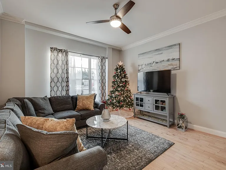 142 W Clement St — Photo 5
