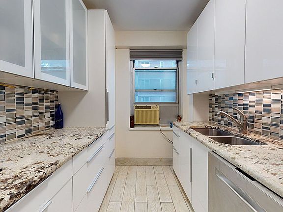5th image of 575 Grand St APT E606