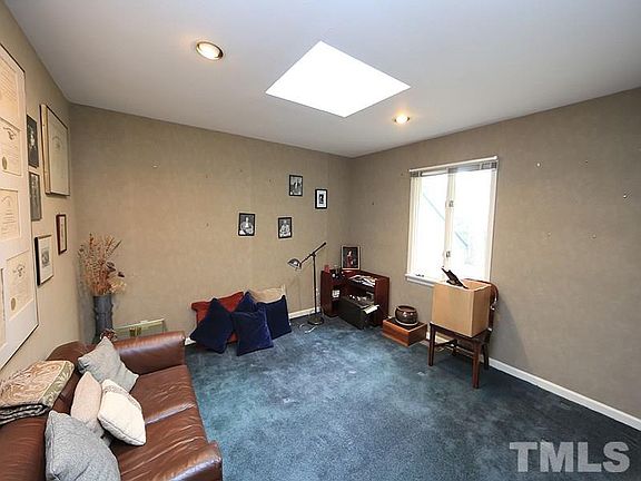 5th image of 184 Montrose Dr