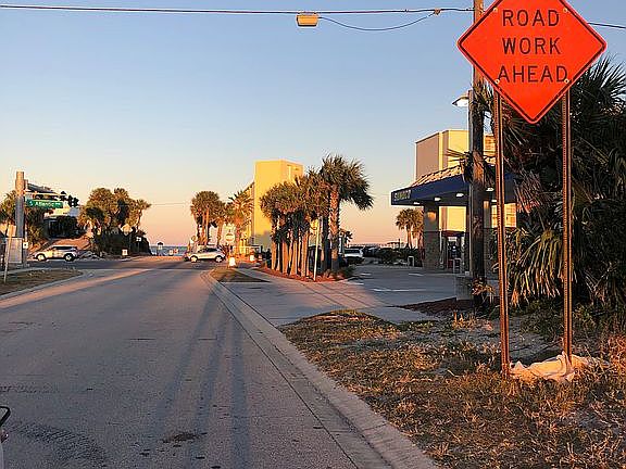 STOP LIGHT AT CROSSING