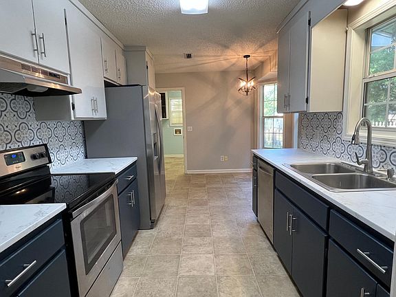 3rd image of 206 Regency Dr