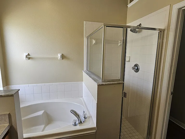 7642 Fordham Creek Ln — Photo 10