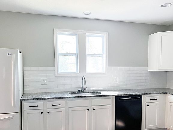 2nd image of 613 Dakota St
