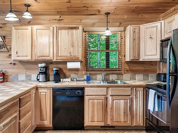 5th image of 1204 Honeysuckle Ln