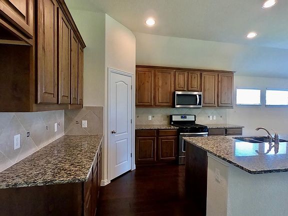 4th image of 724 Water Garden Cir