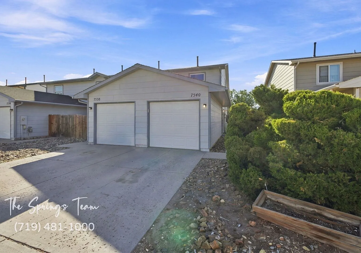 Charming 2 Bedroom Townhome In Ne Springs (D-20)! - Security Deposit Waiver Available — Photo 2