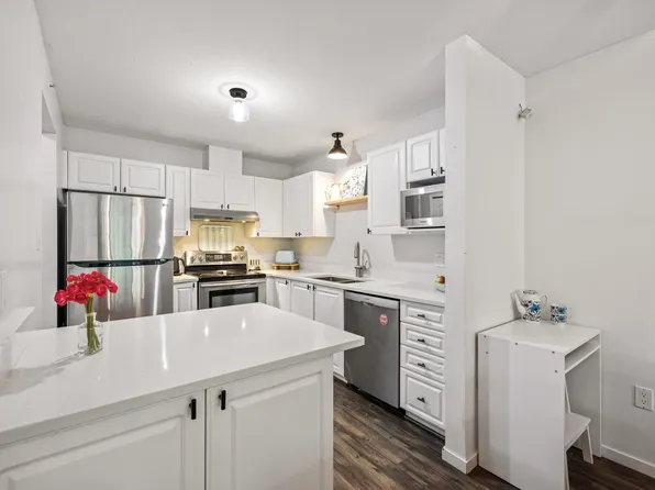 2551 Parkview Ln #208, Pt Coquitlam, BC V3C 6J8