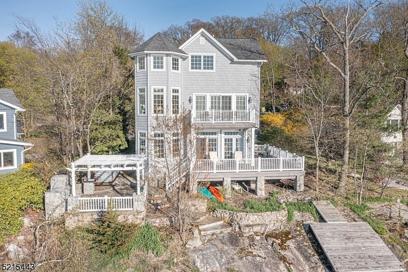 1st image of 1065 Lakeside Dr E