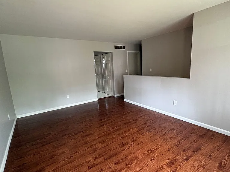 Northbrook Apartments — Photo 14