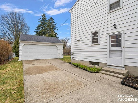 4th image of 1829 Lonsdale Dr NE