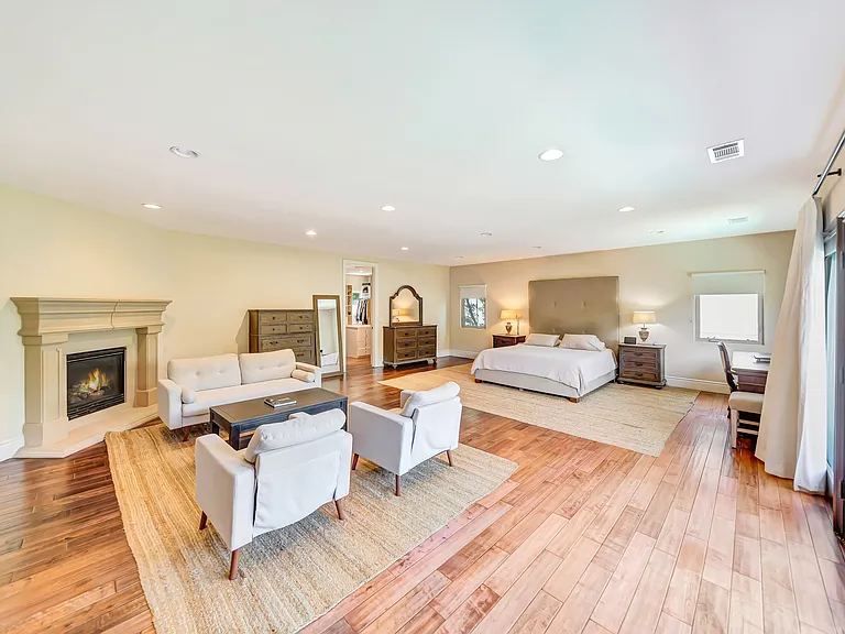 4820 Valjean Ave — Photo 43