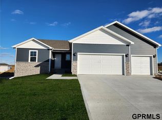 6410 Harvest Dr, Papillion, NE 68157