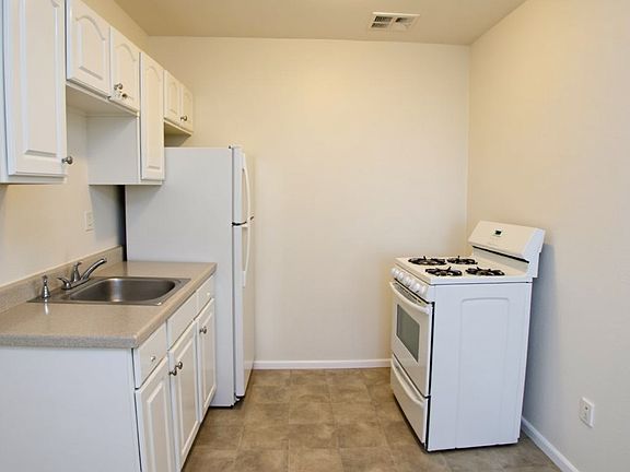 3rd image of 108 Breezewood Dr