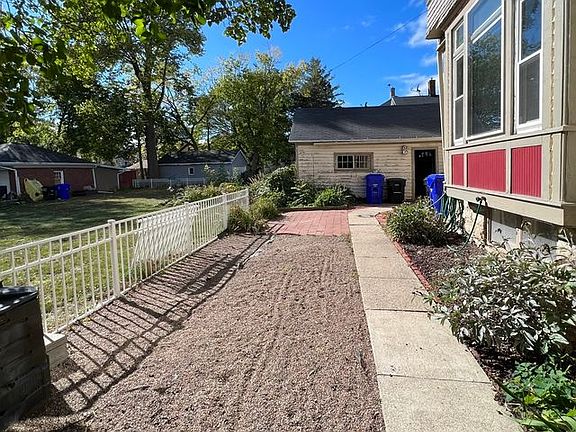 3rd image of 821 N Oneida St