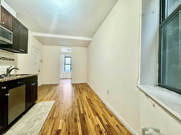 2nd image of 34 Saint Marks Pl APT 6