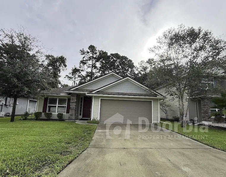 Beautiful 3-Bedroom, 2-Bathroom Home with Solar Panels — Photo 1
