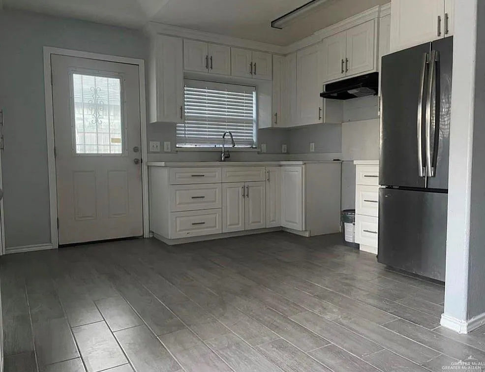 3 bed, 2.0 bath, 1063 sqft, $1,300 — Photo 3