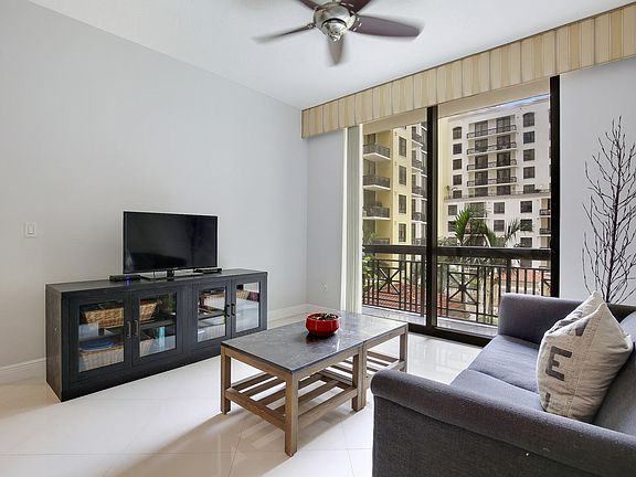 4th image of 701 S Olive Street #709