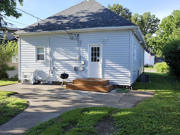 2nd image of 904 W Main St