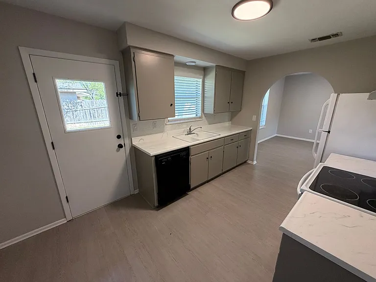 795 Albert St — Photo 11