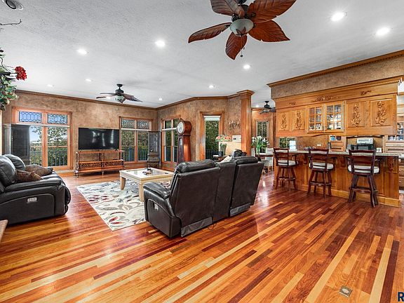 3rd image of 300 Fairway Cir