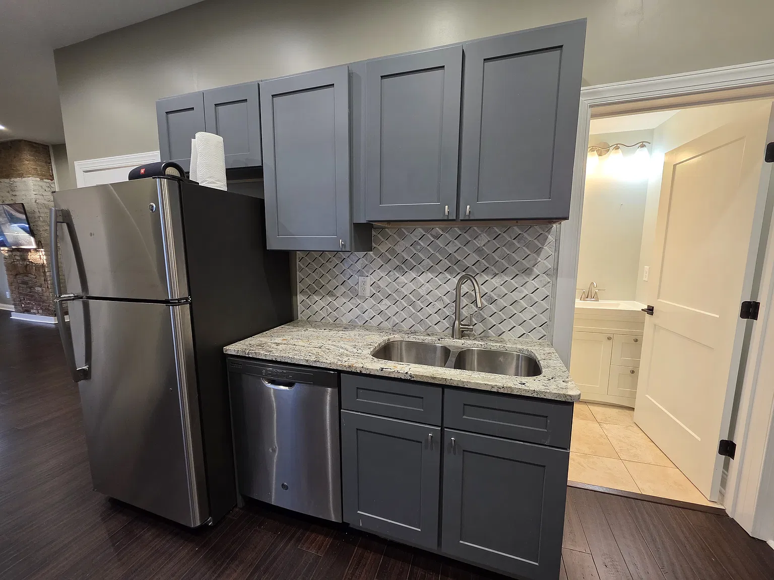 2 bed, 1000 sqft, $1,300 — Photo 3
