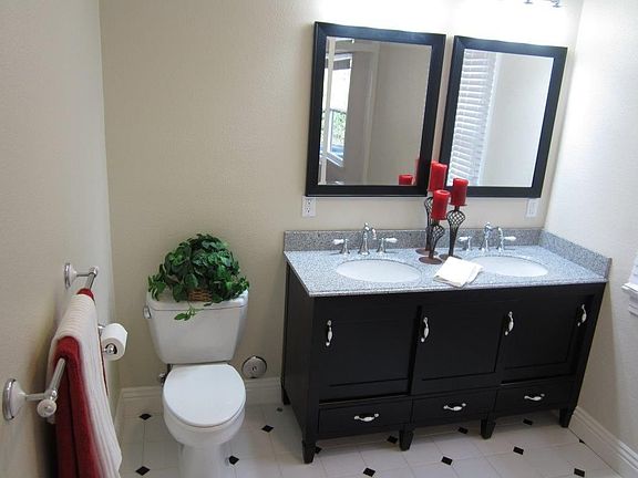 Master bath w dual sinks