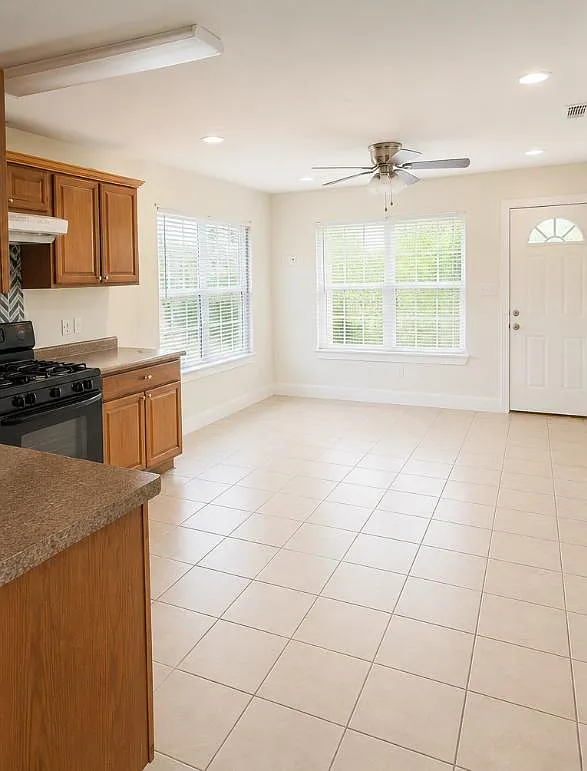 3 bed, 960 sqft, $1,950 — Photo 3